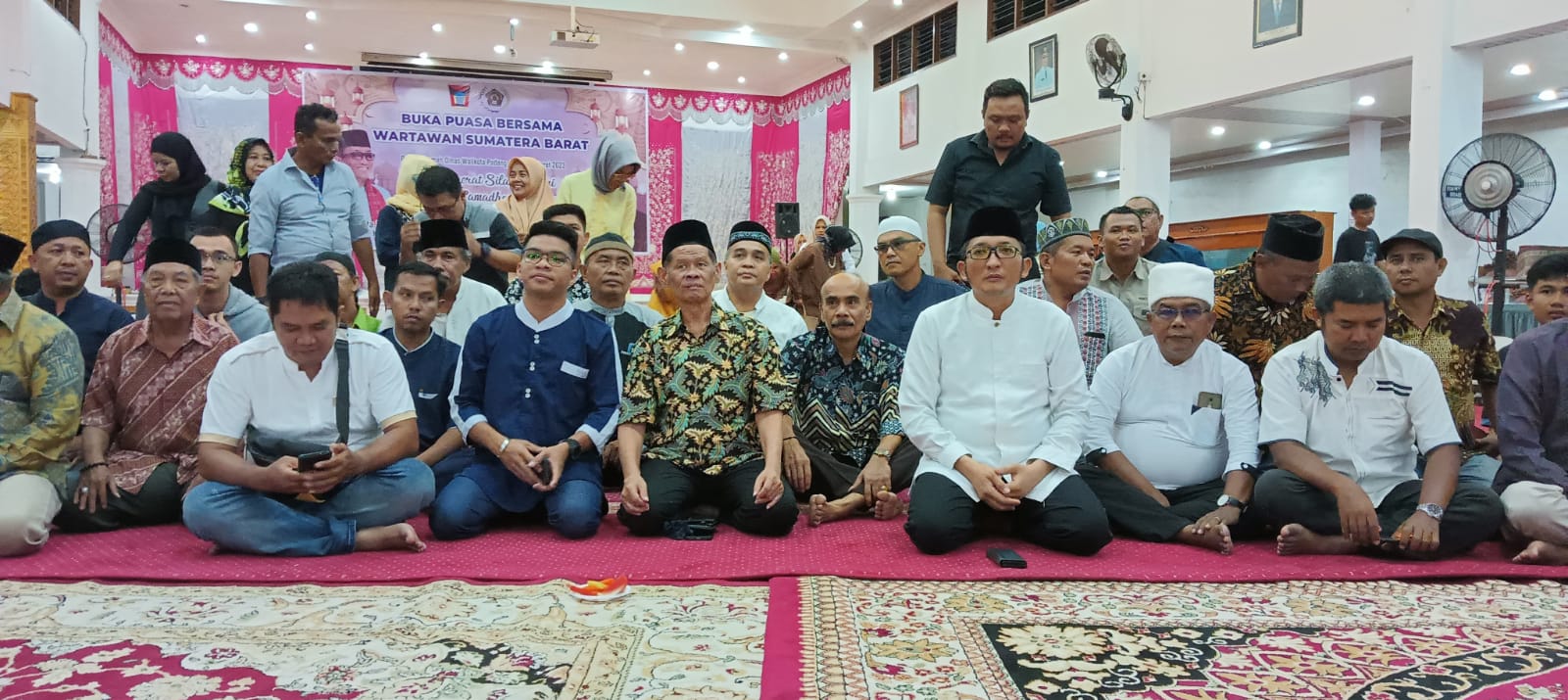 Walikota Padang Hendri Septa berbuka puasa bersama Wartawan